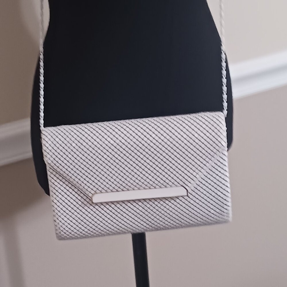 Vintage Excellent Condition "Bags by Marlo" White and Gold Trimmed Metal Purse
